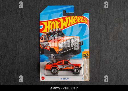 Doha, Katar - 13. Juli 2024: Packung mit Hot-Wheels-Cast-Carded-Automodell für die Hot-Wheels-Serie. 73 Jeep J10. Stockfoto