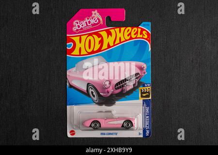 Doha, Katar - 13. Juli 2024: Packung mit Hot-Wheels-Cast-Carded-Automodell für die Hot-Wheels-Serie. 1956 Corvette. Stockfoto