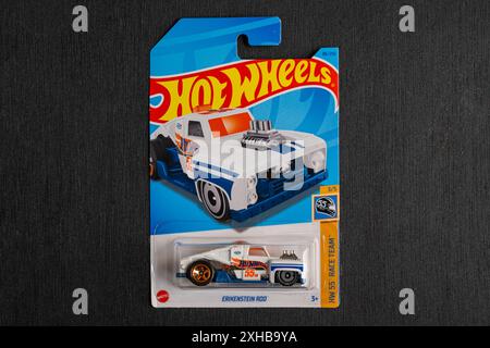 Doha, Katar - 13. Juli 2024: Packung mit Hot-Wheels-Cast-Carded-Automodell für die Hot-Wheels-Serie. Erikenstein Stange. Stockfoto