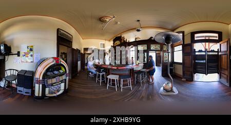 360 Grad Panorama Ansicht von Das Imperial Hotel (1901) Main Bar ist ein gut erhaltener historischer Pub in Ravenswood, Queensland, Australien.