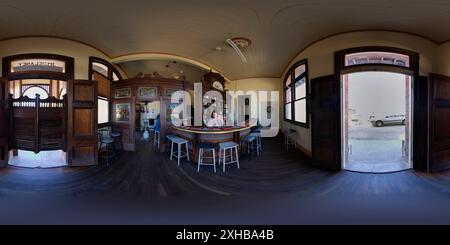 360 Grad Panorama Ansicht von Inneneinrichtung der Main Bar im Imperial Hotel in Ravenswood, Queensland, Australien.