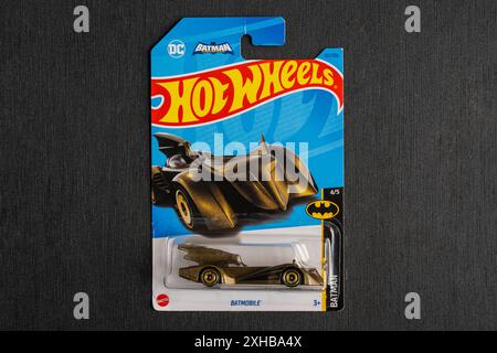 Doha, Katar - 13. Juli 2024: Packung mit Hot-Wheels-Cast-Carded-Automodell für die Hot-Wheels-Serie. Batmobil. Stockfoto