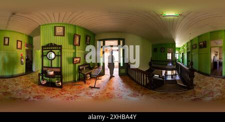 360 Grad Panorama Ansicht von Die obere Etage des Imperial Hotels befindet sich in Ravenswood, Queensland, Australien. Das Zimmer hat grüne Wände und einen Holzboden.