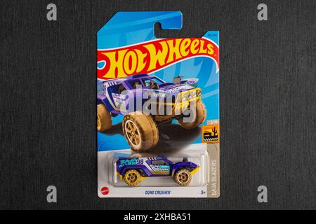 Doha, Katar - 13. Juli 2024: Packung mit Hot-Wheels-Cast-Carded-Automodell für die Hot-Wheels-Serie. Dünenbrecher. Stockfoto