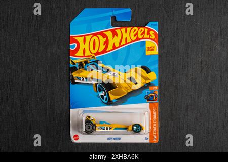 Doha, Katar - 13. Juli 2024: Packung mit Hot-Wheels-Cast-Carded-Automodell für die Hot-Wheels-Serie. Hot Wired. Stockfoto