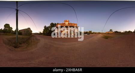 360 Grad Panorama Ansicht von 360°-Panorama des Imperial Hotel, ein beeindruckendes zweistöckiges Backsteinhotel in der Hauptstraße von Ravenswood, Queensland, Australien