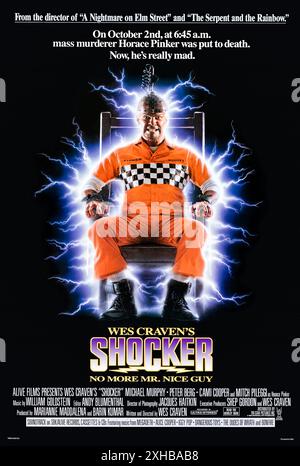 Shocker (1989) von Wes Craven mit Michael Murphy, Mitch Pileggi und John Tesh. Nachdem ein Serienmörder auf den elektrischen Stuhl geschickt wurde, benutzt er Elektrizität, um von den Toten zurückzukommen und sich an dem Fußballspieler zu rächen, der ihn der Polizei übergeben hat. Foto eines Original-Posters aus dem Jahr 1989 (USA) ***NUR FÜR REDAKTIONELLE ZWECKE***. Quelle: BFA / TriStar Pictures Stockfoto