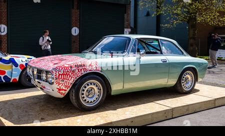 1974 Alfa Romeo 2000 GTV, ausgestellt auf dem April Scramble im Bicester Heritage Centre am 21. April 2024. Stockfoto