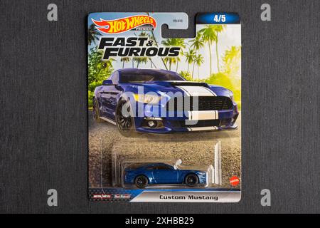 Doha, Katar - 13. Juli 2024: Packung mit Hot-Wheels-Cast-Carded-Automodell für die Hot-Wheels-Serie. Benutzerdefinierter Mustang. Stockfoto