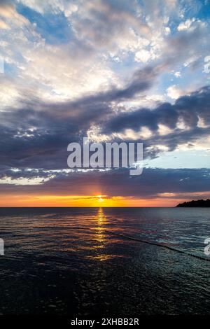 Ein wunderschöner kroatischer Sonnenuntergang in Porec Kroatien Stockfoto