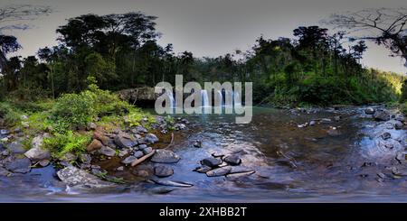 360 Grad Panorama Ansicht von 360°-Panoramabild der Nandroya Falls Wooroonooran National Park Queensland Australien