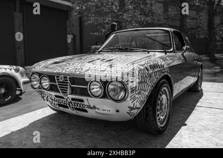 1974 Alfa Romeo 2000 GTV, ausgestellt auf dem April Scramble im Bicester Heritage Centre am 21. April 2024. Stockfoto