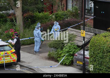 DIE WIEDERÜBERTRAGUNG DES ALTERS DER VERHAFTETEN PERSON WURDE VON 24 AUF 34 Forensiker an einer Adresse in Shepherd’s Bush, West London KORRIGIERT, nachdem menschliche Überreste in zwei Koffern nahe der Clifton Suspension Bridge in Bristol gefunden wurden. Bilddatum: Samstag, 13. Juli 2024. Stockfoto