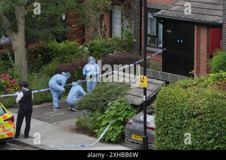 DIE WIEDERÜBERTRAGUNG DES ALTERS DER VERHAFTETEN PERSON WURDE VON 24 AUF 34 Forensiker an einer Adresse in Shepherd’s Bush, West London KORRIGIERT, nachdem menschliche Überreste in zwei Koffern nahe der Clifton Suspension Bridge in Bristol gefunden wurden. Bilddatum: Samstag, 13. Juli 2024. Stockfoto