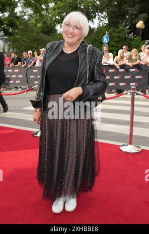 Nibelungen-Festspiele vor dem Kaiserdom Worms. Claudia Roth bei der Premiere von der Diplomat Nibelungen-Festspiele am 12.07.2024 vor dem Kaiserdom Worms. Würmer Kaiserdom Rheinland-Pfalz *** Nibelungen Festival vor dem Kaiserdom Worms Claudia Roth bei der Premiere des Diplomat Nibelungen Festivals am 12. 07 2024 vor dem Kaiserdom Worms Kaiserdom Rheinland-Pfalz Stockfoto