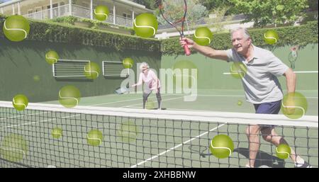 Tennis spielen auf dem Freiluftplatz, Seniorenpaar genießen gemeinsam einen aktiven Lebensstil Stockfoto