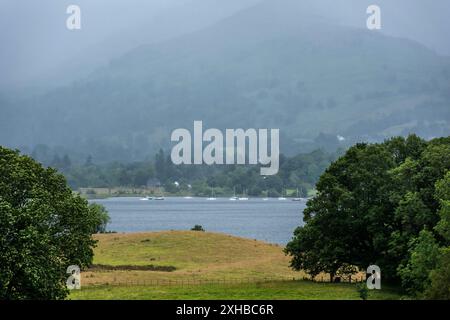 Claife, 9. Juli 2024: Blick auf den Lake Windermere von Wray Castle Stockfoto