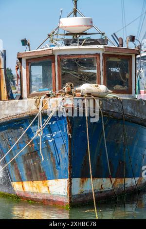 Rostiger alter Fischtrawler, der in einem Hafen verlassen wurde Stockfoto