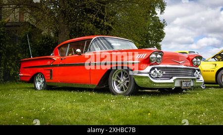 1958 Chevrolet Bel Air Impala Sport Coupé, ausgestellt auf dem April Scramble im Bicester Heritage Centre am 21. April 2024. Stockfoto