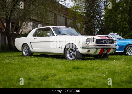 1965 Ford Mustang, ausgestellt auf dem April Scramble im Bicester Heritage Centre am 21. April 2024. Stockfoto