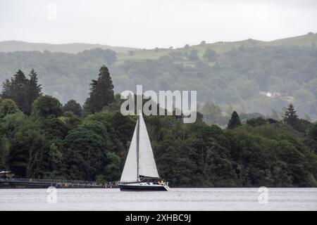 Claife, 9. Juli 2024: Lake Windermere vom Gelände von Wray Castle Stockfoto