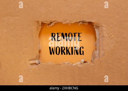 Nachricht für die Fernbearbeitung auf gerissenem Karton mit orangefarbenem Hintergrund. Konzeptionelles Symbol für Remote Working. Kopierbereich. Stockfoto
