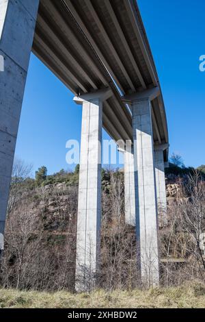 Viadukt von unten, Berga, Katalonien, Spanien Stockfoto