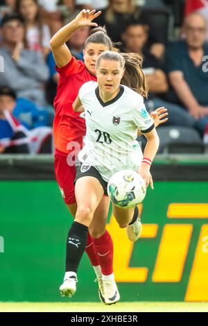 Lilli Purtscheller (20, Oesterreich) vor Martyna Wiankowska (2, Polen) am Ball AUT, Oesterreich vs Polen, Frauen, Fussball, EM-Quali 2025, Spiel 5, 12.07.2024, Foto: Eibner-Pressefoto/Florian Wolf Stockfoto