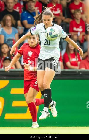 Lilli Purtscheller (20, Oesterreich) vor Martyna Wiankowska (2, Polen) am Ball AUT, Oesterreich vs Polen, Frauen, Fussball, EM-Quali 2025, Spiel 5, 12.07.2024, Foto: Eibner-Pressefoto/Florian Wolf Stockfoto