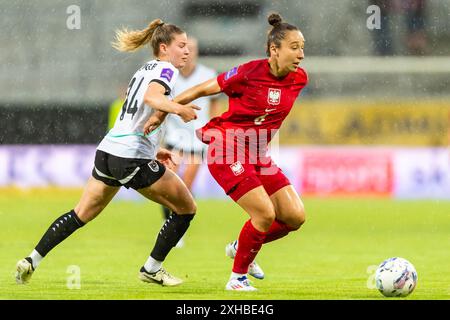 ZWEIKAMPF zwischen Marie Hoebinger (14, Oesterreich) und Sylwia Matysik (6, Polen) AUT, Oesterreich vs. Polen, Frauen, Fussball, EM-Quali 2025, Spiel 5, 12.07.2024, Foto: Eibner-Pressefoto/Florian Wolf Stockfoto