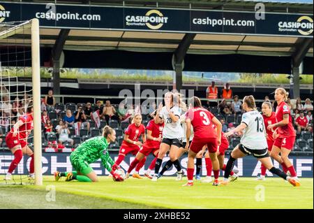 Kinga Szemik (1, TW, Polen) vor Lilli Purtscheller (20, Oesterreich) am Ball nach einer Ecke AUT, Oesterreich vs Polen, Frauen, Fussball, EM-Quali 2025, Spiel 5, 12.07.2024, Foto: Eibner-Pressefoto/Florian Wolf Stockfoto