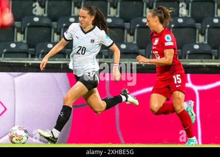 Lilli Purtscheller (20, Oesterreich) vor Milena Kokosz (15, Polen) an der Seitenlinie AUT, Oesterreich vs Polen, Frauen, Fussball, EM-Quali 2025, Spiel 5, 12.07.2024, Foto: Eibner-Pressefoto/Florian Wolf Stockfoto