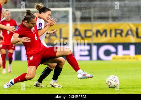 ZWEIKAMPF zwischen Sylwia Matysik (6, Polen) und Barbar Dunst (8, Oesterreich) AUT, Oesterreich vs Polen, Frauen, Fussball, EM-Quali 2025, Spiel 5, 12.07.2024, Foto: Eibner-Pressefoto/Florian Wolf Stockfoto