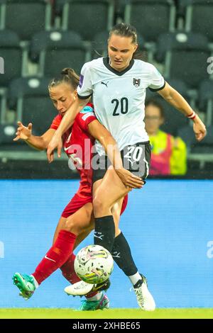 Lilli Purtscheller (20, Oesterreich) vor Milena Kokosz (15, Polen) am Ball AUT, Oesterreich vs Polen, Frauen, Fussball, EM-Quali 2025, Spiel 5, 12.07.2024, Foto: Eibner-Pressefoto/Florian Wolf Stockfoto