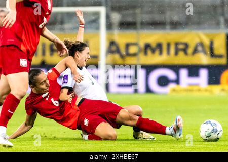 ZWEIKAMPF zwischen Sylwia Matysik (6, Polen) und Barbar Dunst (8, Oesterreich) AUT, Oesterreich vs Polen, Frauen, Fussball, EM-Quali 2025, Spiel 5, 12.07.2024, Foto: Eibner-Pressefoto/Florian Wolf Stockfoto