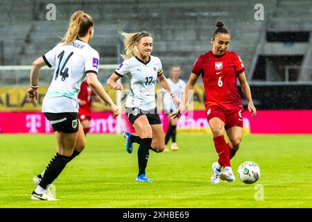 Pass von Sylwia Matysik (6, Polen) vor Sarah Puntigam (17, C, Oesterreich) und Marie Hoebinger (14, Oesterreich) AUT, Oesterreich vs Polen, Frauen, Fussball, EM-Quali 2025, Spiel 5, 12.07.2024, Foto: Eibner-Pressefoto/Florian Wolf Stockfoto