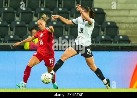 Lilli Purtscheller (20, Oesterreich) vor Milena Kokosz (15, Polen) am Ball AUT, Oesterreich vs Polen, Frauen, Fussball, EM-Quali 2025, Spiel 5, 12.07.2024, Foto: Eibner-Pressefoto/Florian Wolf Stockfoto