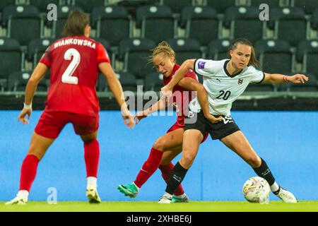 Lilli Purtscheller (20, Oesterreich) vor Milena Kokosz (15, Polen) am Ball, davor Martyna Wiankowska (2, Polen) AUT, Oesterreich vs Polen, Frauen, Fussball, EM-Quali 2025, Spiel 5, 12.07.2024, Foto: Eibner-Pressefoto/Florian Wolf Stockfoto