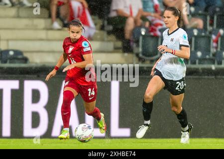 Dominika Grabowska (14, Polen) vor Lilli Purtscheller (20, Oesterreich) AUT, Oesterreich vs. Polen, Frauen, Fussball, EM-Quali 2025, Spiel 5, 12.07.2024, Foto: Eibner-Pressefoto/Florian Wolf Stockfoto