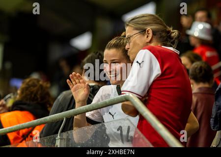 Marie Hoebinger (14, Oesterreich) auf der Tribuene für Selfies und Autogramme AUT, Oesterreich vs Polen, Frauen, Fussball, EM-Quali 2025, Spiel 5, 12.07.2024, Foto: Eibner-Pressefoto/Florian Wolf Stockfoto