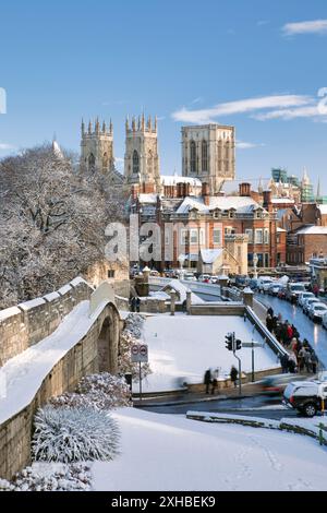 Yorks berühmte Barwände, Lendal Bridge und Minster im Winter im Schnee, North Yorkshire, England Stockfoto