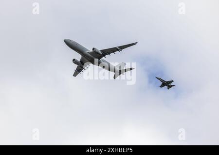 RAF – Airbus A330 Voyager KC3 und finnische Luftwaffe – McDonnell Douglas F/A-18 Hornet, bei der Royal International Air Tattoo 2023 eine Fliegenfliege auftrat. Stockfoto