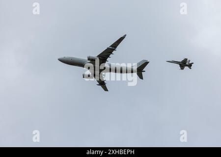 RAF – Airbus A330 Voyager KC3 und finnische Luftwaffe – McDonnell Douglas F/A-18 Hornet, bei der Royal International Air Tattoo 2023 eine Fliegenfliege auftrat. Stockfoto