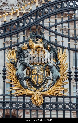 Das königliche Wappen an den Toren des Buckingham Palace Stockfoto