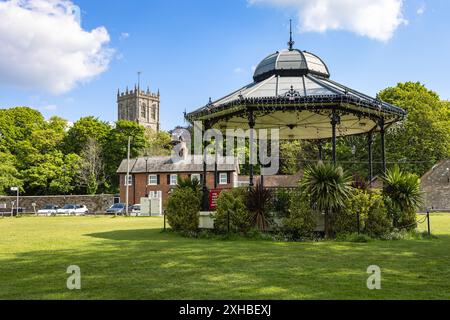 Bandstand am Christchurch Quay, Dorset, mit der Priory im Hintergrund, England, Großbritannien Stockfoto