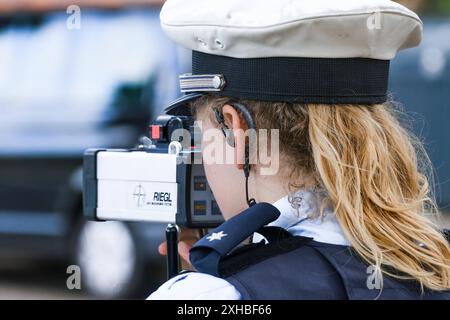 Düsseldorf 24.07.2023 Radarfalle mobile Überwachung Tempo 30 Geschwindigkeitskontrolle mobiler Blitzer Polizei Polizistin Radar Geschwindigkeitsmesser Verkehrskontrolle Verkehrsüberwachung Bußgeld Bussgeld Fahrverbot MPU Knöllchen Führerschein Führerscheinentzug Messpistole Dr. Johannes Riegl GmbH Lasermesspistole Bussgeldbescheid Verkehrswende Punktekatalog Lasermessgerät Geschwindigkeitsüberwachung Laserpistole Landesamt für Zentrale Polizeidienste LZPD Düsseldorf Nordrhein-Westfalen Deutschland *** Düsseldorf 24 07 2023 Speed mobile Fallüberwachung 30 km/h Geschwindigkeit mobile Geschwindigkeit prüfen Stockfoto