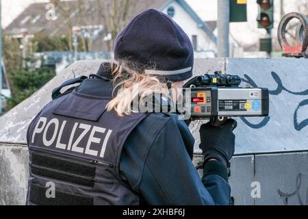 Düsseldorf 11.01.2022 Radarfalle mobile Überwachung Tempo 30 Geschwindigkeitskontrolle mobiler Blitzer Polizei Polizistin Radar Geschwindigkeitsmesser Verkehrskontrolle Verkehrsüberwachung Bußgeld Bussgeld Fahrverbot MPU Knöllchen Führerschein Führerscheinentzug Messpistole Dr. Johannes Riegl GmbH LR90-235/P Lasermesspistole Bussgeldbescheid Verkehrswende Punktekatalog Lasermessgerät Geschwindigkeitsüberwachung Laserpistole Landesamt für Zentrale Polizeidienste LZPD Düsseldorf Nordrhein-Westfalen Deutschland *** Düsseldorf 11 01 2022 Geschwindigkeitsbegrenzung für mobile Überwachung der Geschwindigkeitsfalle 30 km/h Stockfoto