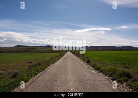 Erde und Sand Straße an einem sonnigen, blauen Himmel Tag. Phase und Beginn des Weges und Neuanfänge Stockfoto