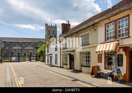 Blick von der Church Street auf die historische Christchurch Priory, erbaut im 11. Jahrhundert in Dorset, England, Großbritannien Stockfoto