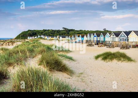 Farbenfrohe Strandhütten auf der Mudeford Spit in Dorset, England. Die Strandhütten hier sind die teuersten in Großbritannien. Stockfoto